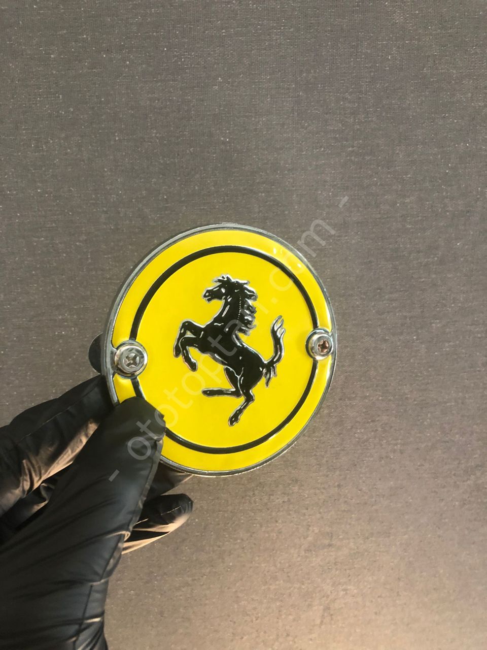 Ferrari Plastik Vidalı Panjur Arması Beyaz